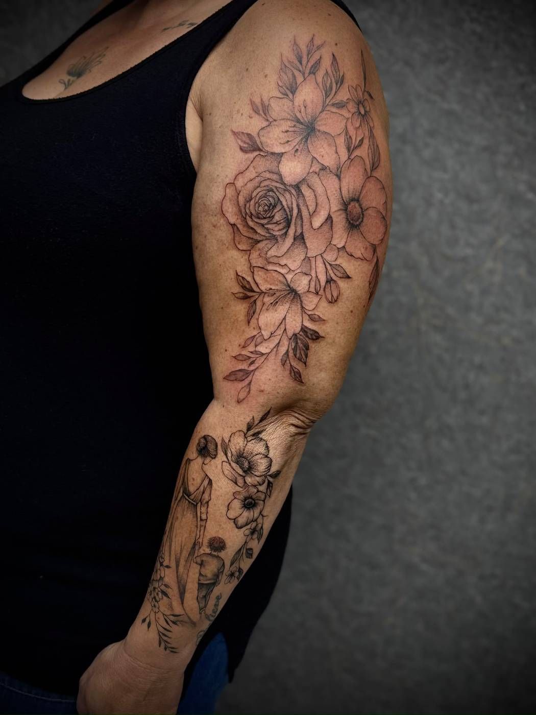 Florales Fineline-Sleeve am Arm – Lion Ink 37, Einbeck