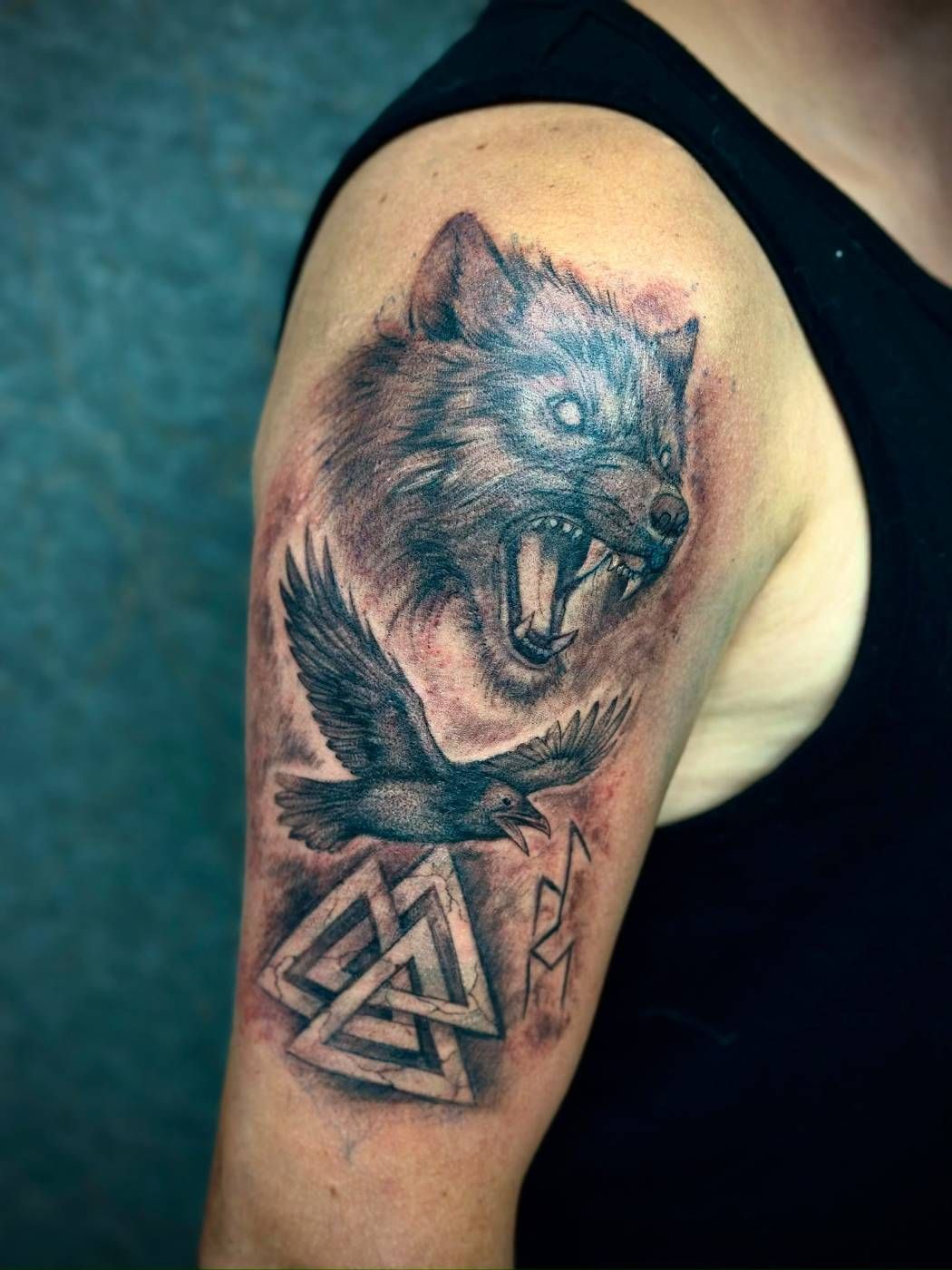 Wolf und Rabe mit Valknut am Oberarm – Lion Ink 37, Einbeck