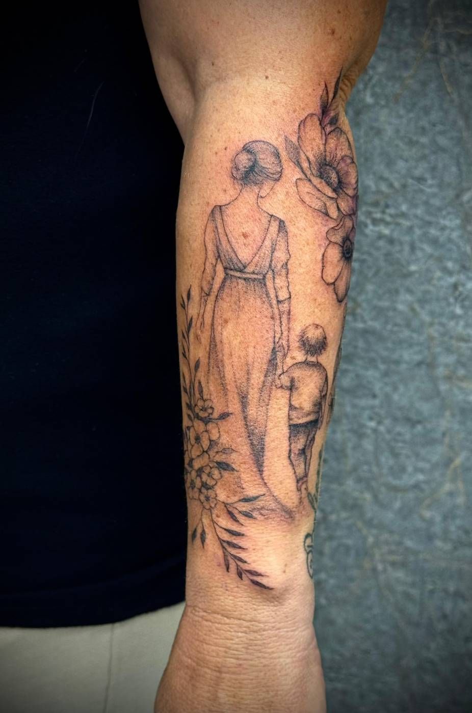 Mutter und Kind mit Blumen, Unterarm – Lion Ink 37, Einbeck