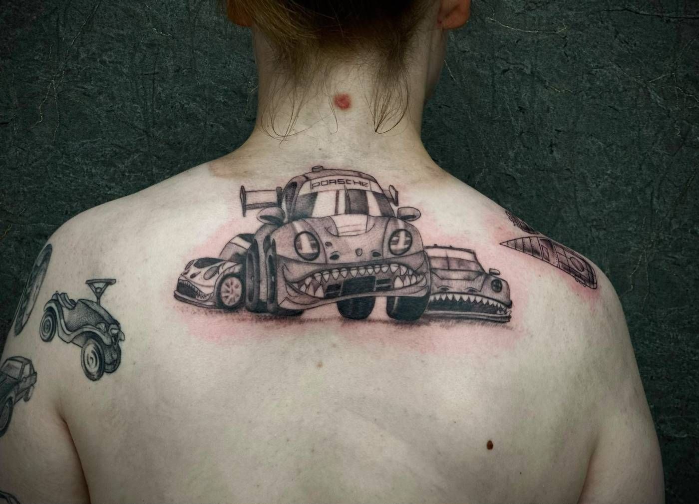 Porsche-Motiv mit Haifischzähnen am oberen Rücken – Lion Ink 37, Einbeck