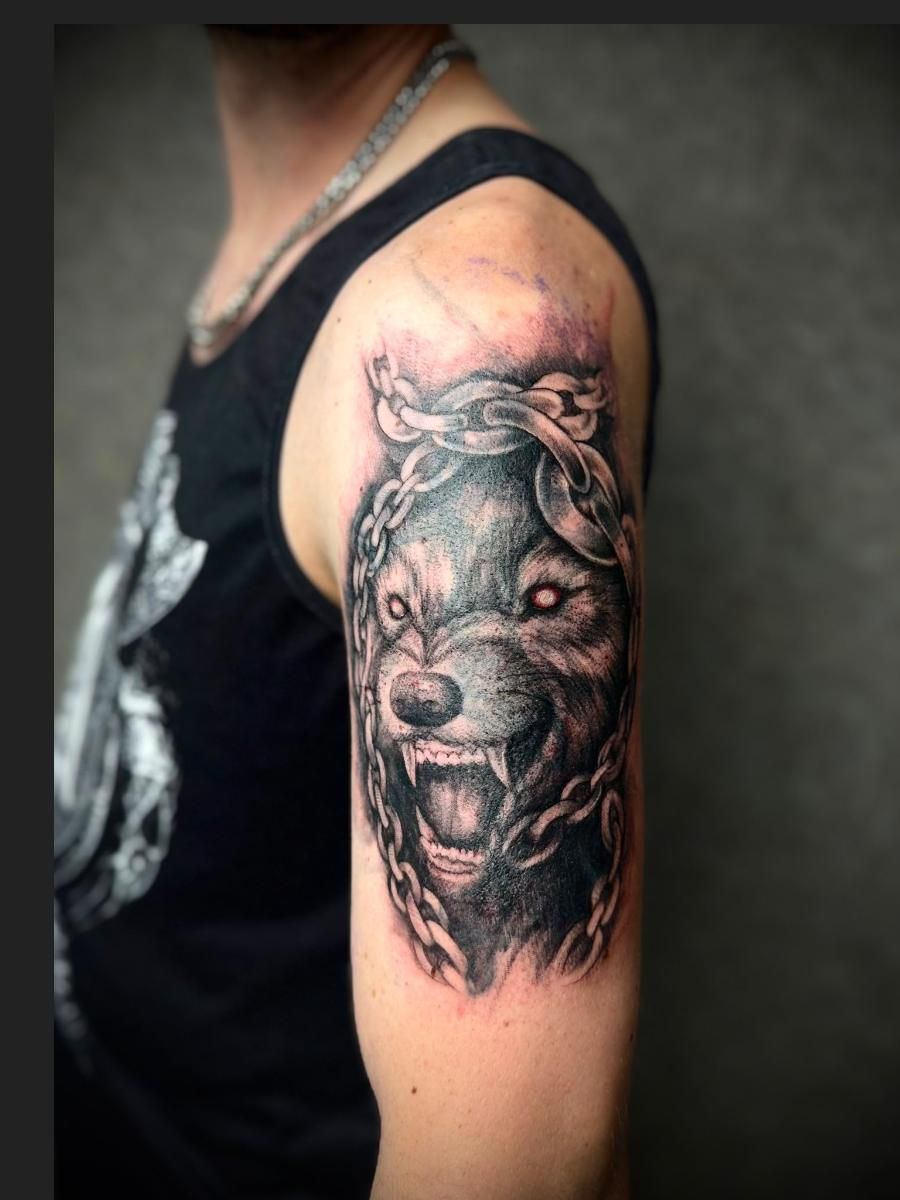 Nachher: Cover-up Wolf in Ketten am Oberarm, Lion Ink 37 Einbeck