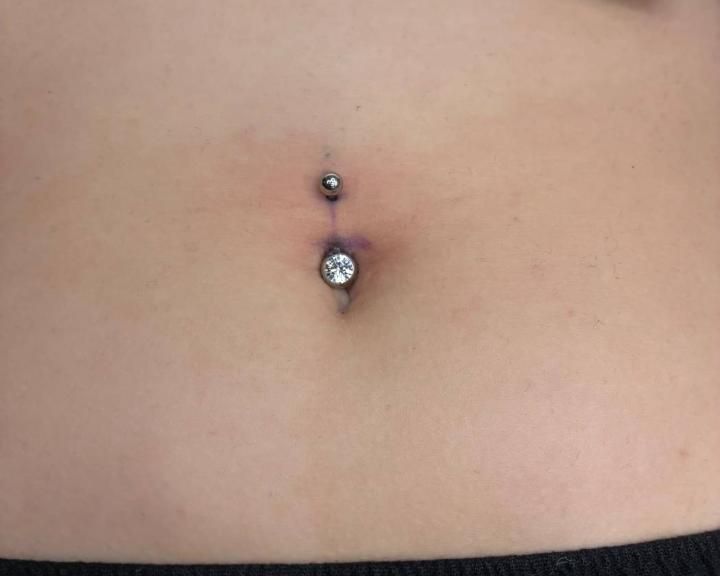 Bauchnabelpiercing mit Steinchen, gestochen bei Lion Ink 37 in Einbeck