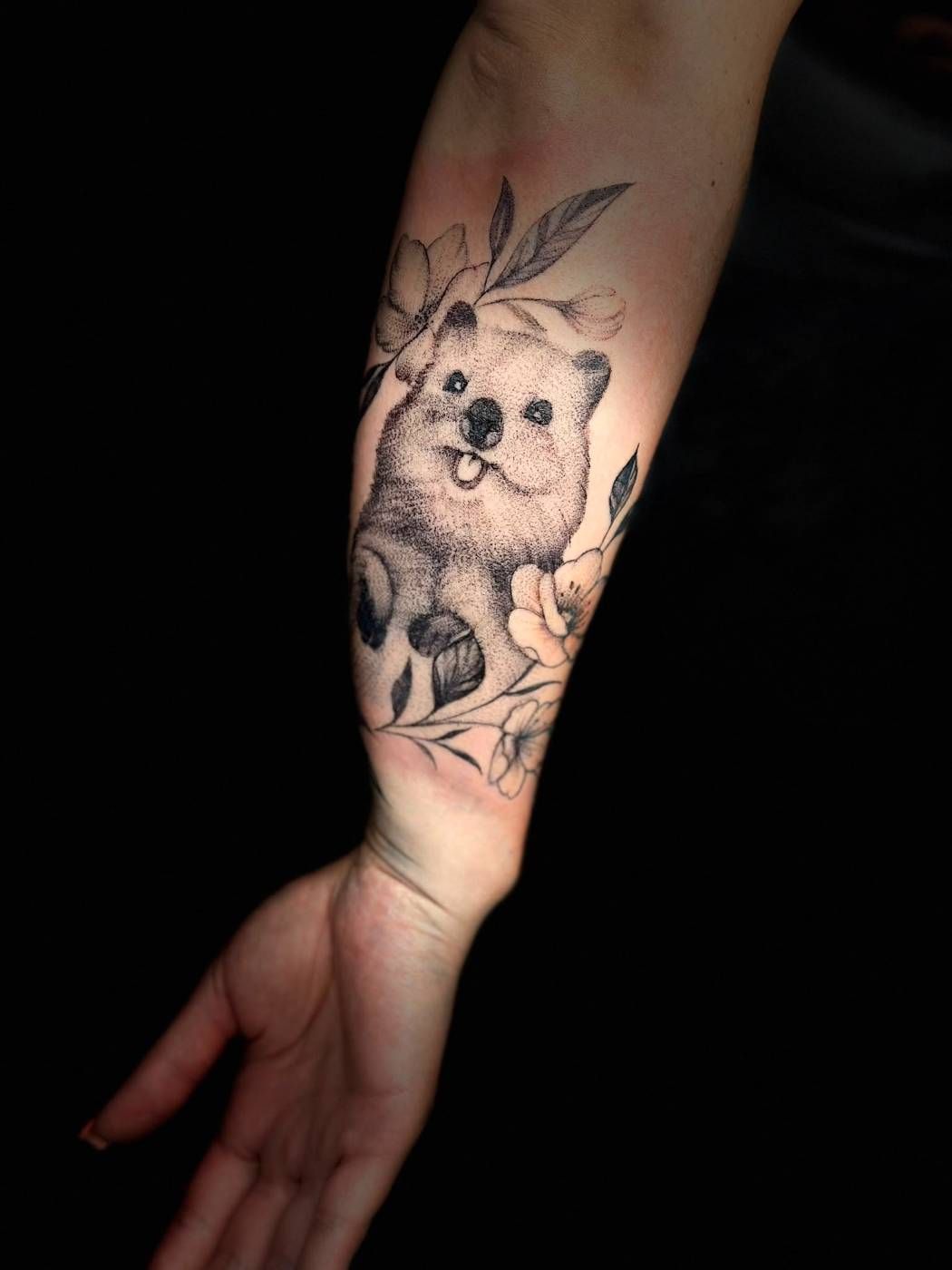 Quokka mit Blüten, Unterarm – Lion Ink 37, Einbeck